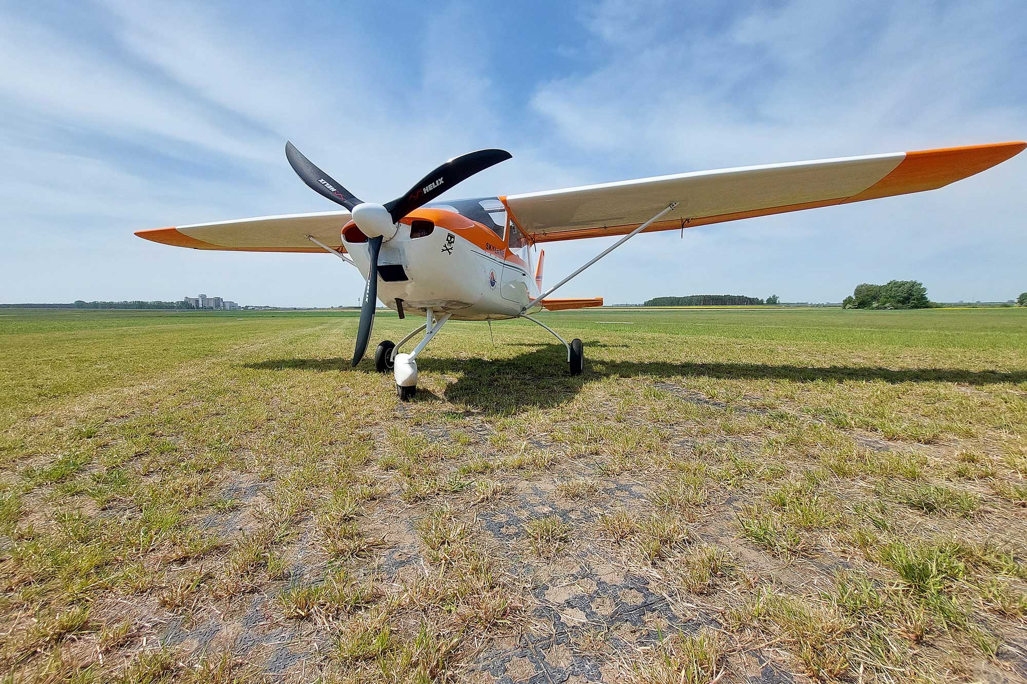 flugzeug-auf-avigrid-landebahnbefestigung
