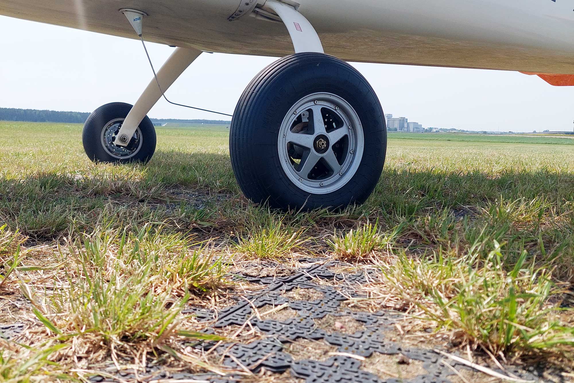 flugzeugreifen-auf-avigrid-matten-1